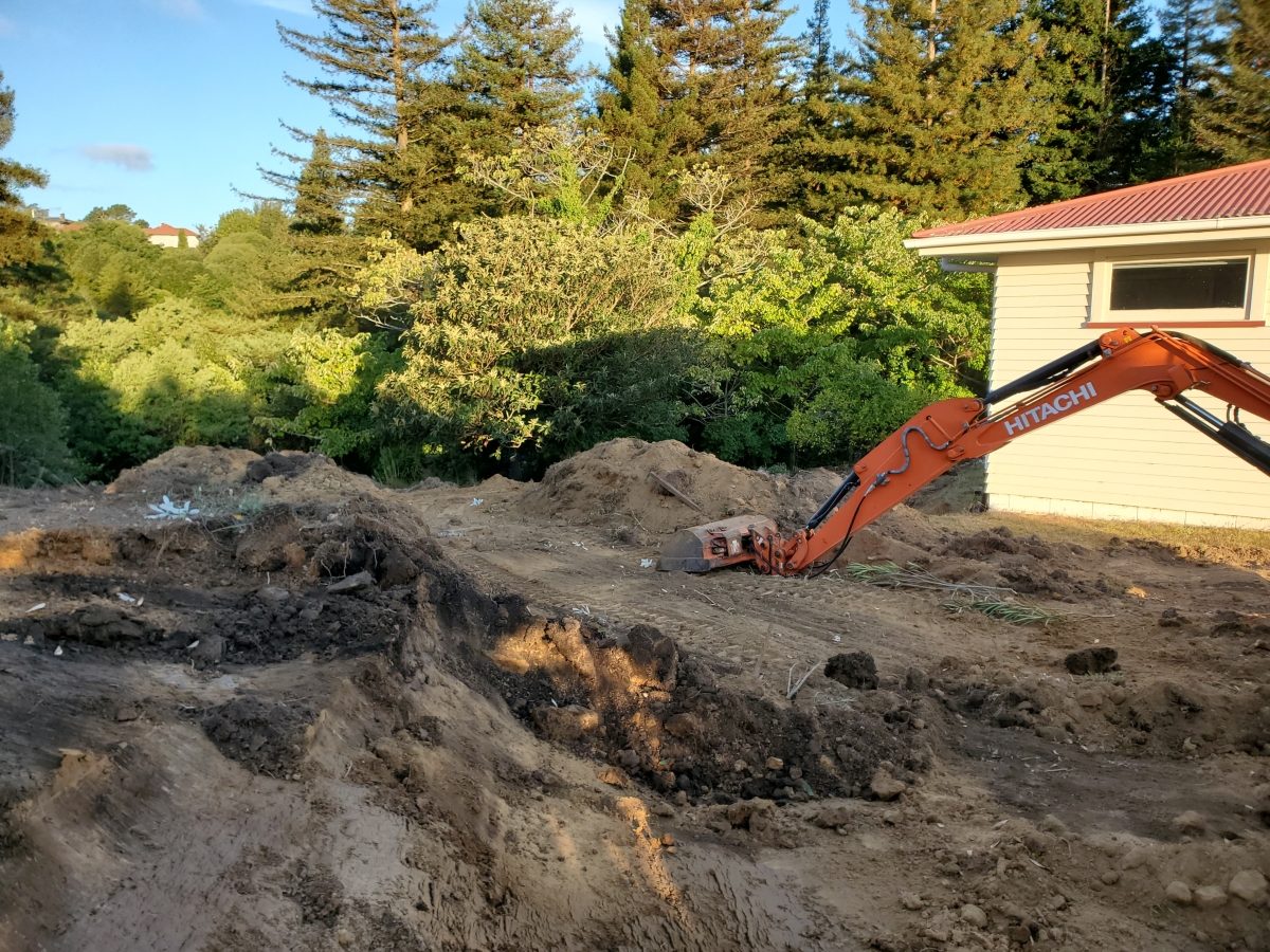 Manga Roach digger on site, King Country job